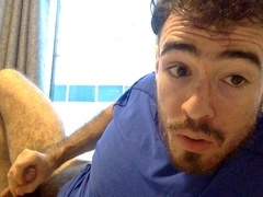 Musclé et adorable, un jeune homme poilu se masturbe et éjacule partout