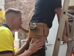 Tradie twink spurts to his knees