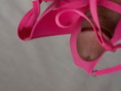 Jugando con la ropa interior sosten rosa