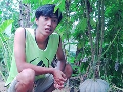 Twink Jay Courtland enjoys big cock blowjobs and gets covered in cum in a realistic scenario