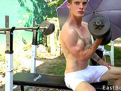 Outdoor workout - Flexing