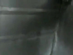 Filmou caminhoneiro trocando oleo no banheiro 5