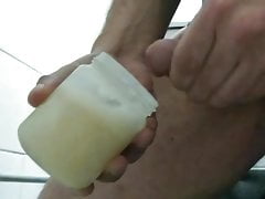 Glas mit Sperma nachgefuellt