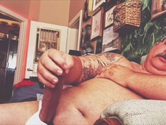 Huge Lollipop Italian Dude Has XXL CUM-SHOT