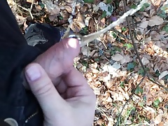 Outdoor Pissen mit Piercing