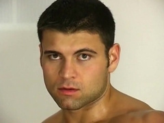 Gorgeous Ricardo Greases Up His Hot Body