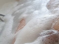 German Boy taking a bath and jerking off until he cums
