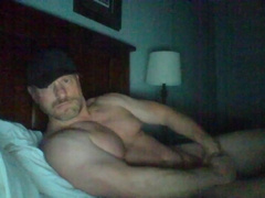 MUSGLE PUMPING AND MASTURBATING DAD