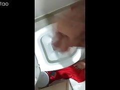 Coroa batendo uma no banheiro