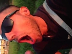 Executivo e Garoto Mamando no Parque