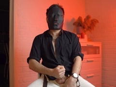 Noel Dero, le séduisant homme masqué, regarde un porno pervers et se masturbe. Gémissements bruyants et orgasme d'un jeune homme