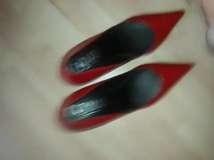 Heels einer Bekannten vollgespritzt