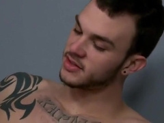 man, eu n&atilde_o sou gay, mas como t&aacute_ faltando mulher&hellip_ Cai de boca