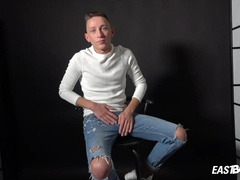 Solo guy masturbating his bodacious teenie beef whistle on the tabouret