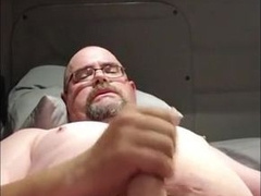 Amateur bear enjoys giving a steamy handjob to a young, hot guy who's coming out