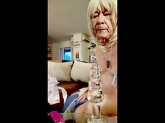 Diana enjoys playing with her anal toy on webcam