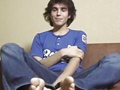 Slim bodied twink Logan Miles jerks off hairy cock for cum