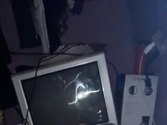 Joven Se masturba cuando se queda solo en casa.