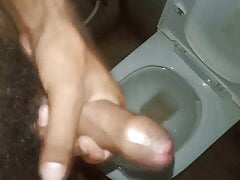BLACK WOMANIZER CRAVES FOR WHITE SPORTSGIRL'S MOIST PUSSY