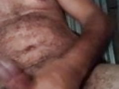 Hetero enganado sacando su leche