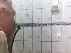 ABUELO TOMANDO DUCHA