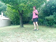 Je joue la pucelle dans mon jardin