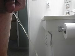 leslie pissing