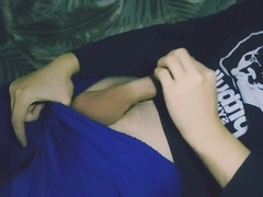 Thicc gay gives skinny twink a steamy handjob