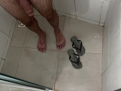 TALENTED FELLOW WITH A LARGE AND GOOD-SIZED LOLLIPOP TAKING A BATHTUB AND WANKING OFF