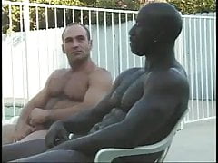 demonte par un black ttbm au bord de la piscine