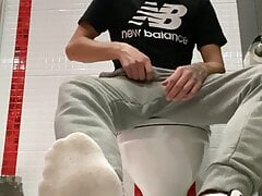 GUY HANDJOB IN TOILET