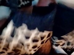 Rica chaqueta Jugando con la ropa de mi hermana