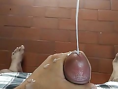 Irmao soltando muita porra do pau