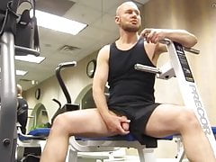 MUSCLE NERD JERKOFF AT GYM