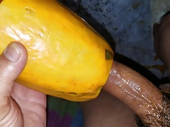 COGIENDOME UNA RICA PAPAYA