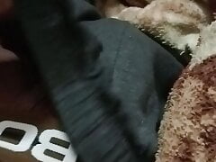 Meri mummy ne dekha hand job karte hue