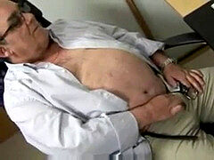 GORDITO MADURO PAJEANDOSE