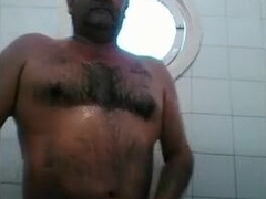 Osito caliente con una gran polla se ducha y se pajea.