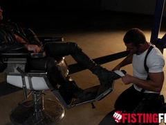 Dominator Greg Dixxon takes servicing from his eager sub before breeding him