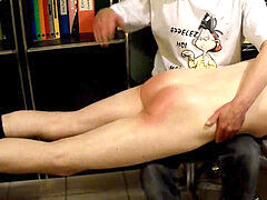 Paul Crozon donne une fessee a Chilperic