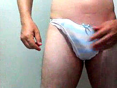 Casado Ativo com a Calcinha Listrada Fio Rosa e Azul da Esposa Batendo Punheta e Gozando