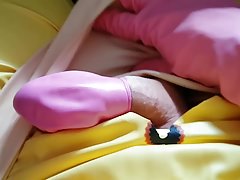 Masturbation in gelbem und rosafarbenem Gummi