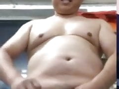 Beefy chinese daddy cums on webcam