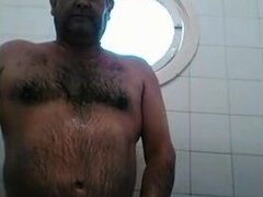 Osito caliente con una gran polla se ducha y se pajea. 2