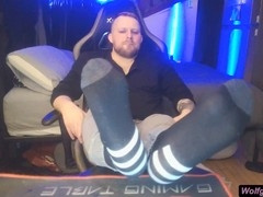 Hot bearded guy Wolfgangwhitexxx shows off his feet, cum on display?