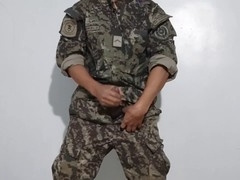 Soldado, masturbandose, big uncut cock