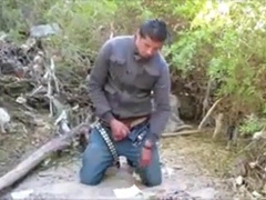 Espiando um macho latino amador se masturbando até o orgasmo