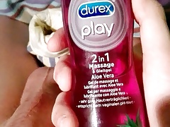 Sexy dude mit geilem Schwanz machts es sich mit durex
