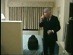 Dos amigos maduros heteros en un hotel