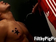 Homo piss lover invites a stranger for a fuck session